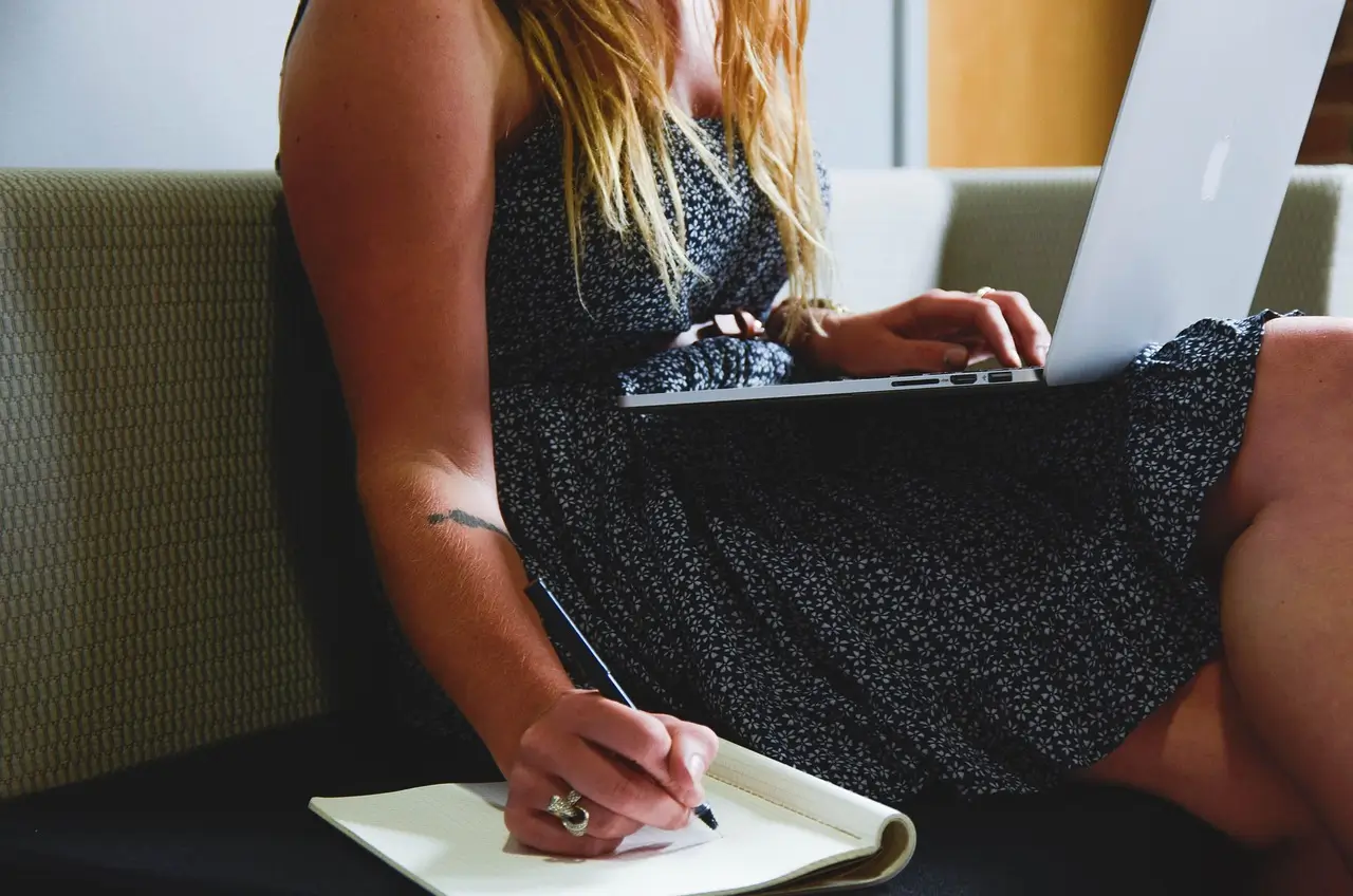 Simple Tools That Help Freelancers Track Work and Payments